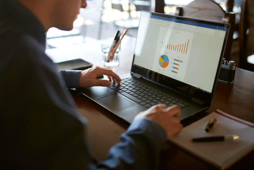 GV Compta - Illustration des services comptables : tenue de comptabilité, TVA, reporting, suivi des échéanciers, optimisation fiscale, clôture trimestrielle avec tableau de bord, plan financier pour la création d'entreprise, plan airbag, et lien avec les banques et assurances.